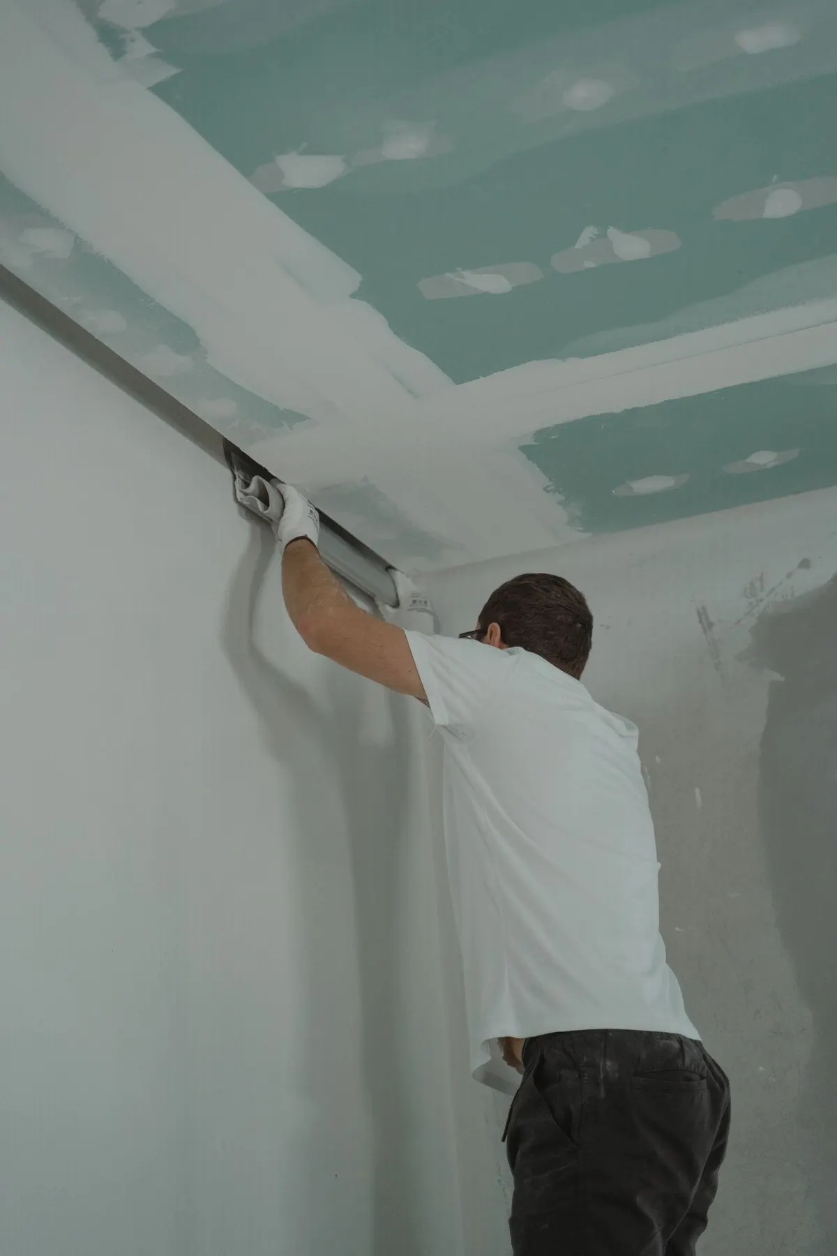 Taping and finishing a drywall ceiling corner